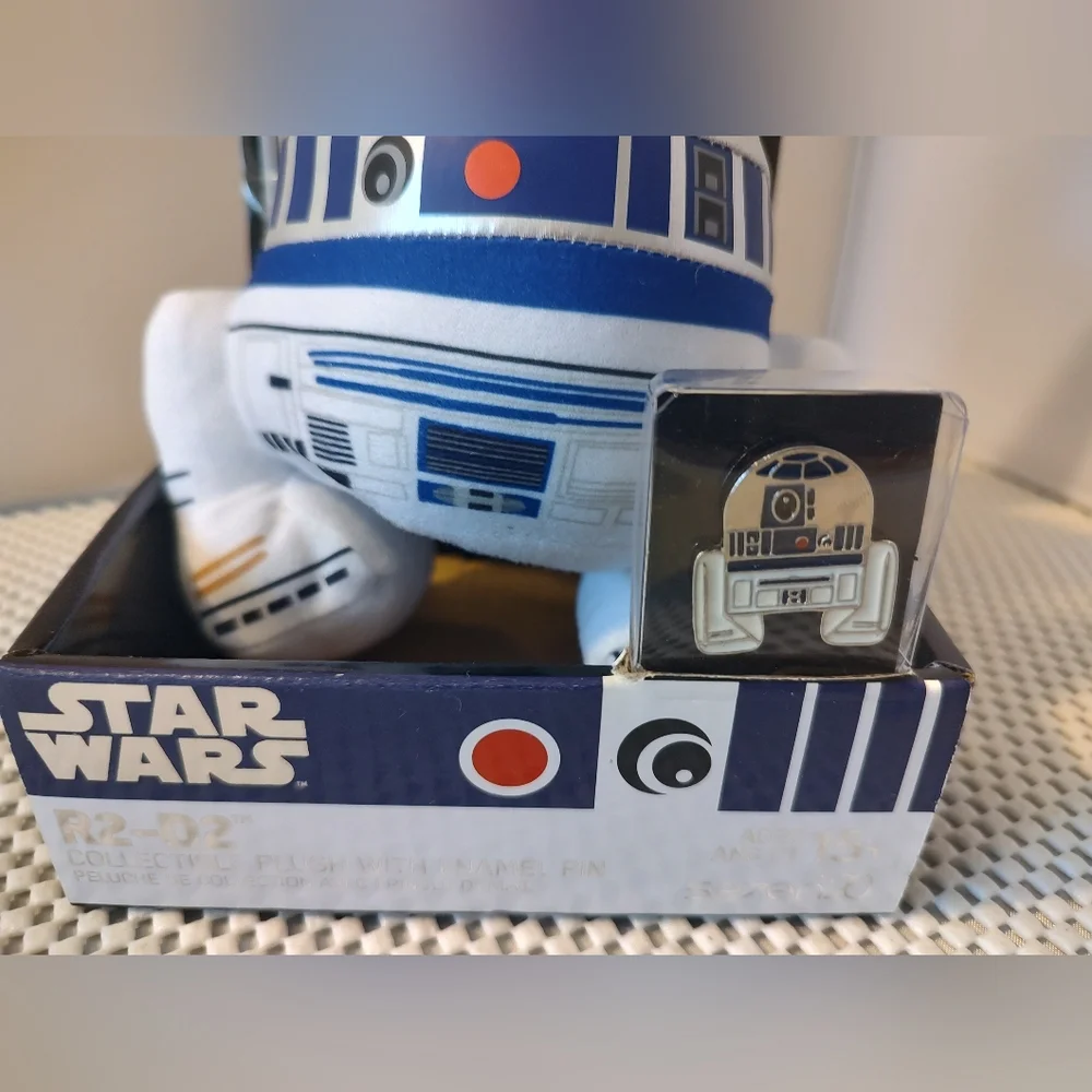 Star Wars Plush R2-D2 Collectible Plush with Enamel Pin NWT - Picture 3 of 6